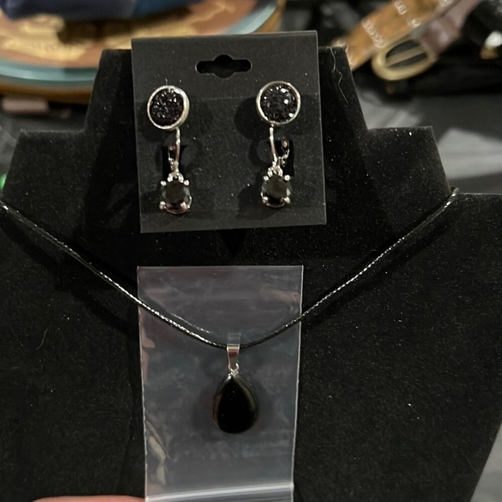 NECKLACE with stone pendant & sparkly earrings!pretty black color!